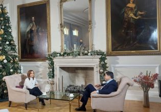 «Μεγάλη Εικόνα»: Ο Αμερικανός Πρέσβης, Γιώργος Τσούνης, καλεσμένος της Νίκης Λυμπεράκη