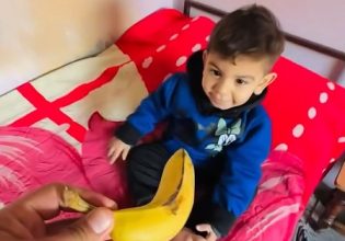 Το συγκινητικό βίντεο δείχνει παιδί στη Γάζα να τρώει μπανάνα για πρώτη φορά