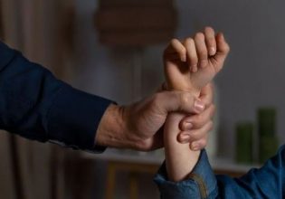 Ενδοοικογενειακή βία: 669 κλήσεις και 255 συλλήψεις σε μια εβδομάδα – 106 γυναίκες πήραν το Panic Button