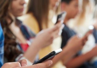 Κινητά: Τη Δευτέρα το κυβερνητικό σχέδιο για την προστασία των παιδιών στο διαδίκτυο – Οι 3 βασικοί άξονες