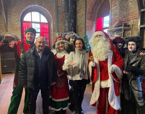 Την υπουργό Τουρισμού Όλγα Κεγαλογιάννη υποδέχθηκε στο χριστουγεννιάτικο χωριό των Τρικάλων ο Δήμαρχος