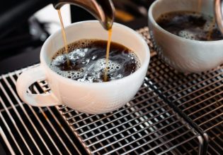 Καφές: Νέο ιστορικό υψηλό για τις τιμές του – Τι πυροδότησε την αύξηση