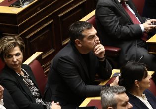 Στην Ολομέλεια της Βουλής ο Αλ. Τσίπρας