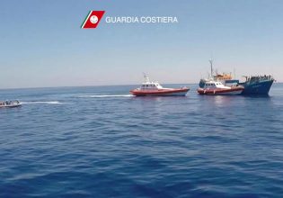 Ιταλία: Κοριτσάκι 11 ετών έφτασε μόνο του κοντά στην Λαμπεντούζα με πλεούμενο