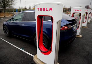 Ο Τραμπ έτομος να ξηλώσει τις επιδοτήσεις για ηλεκτρικά αυτοκίνητα – Χαλαρώνουν και τα όρια ρύπων