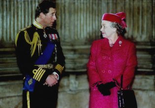 «Με έκανε μπάνιο φορώντας το στέμμα της»: Ο βασιλιάς Κάρολος για τη μητέρα του, τη βασίλισσα