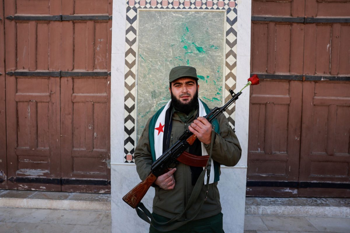 Ισλαμιστής αντάρτης στη Δαμασκό, 13 Δεκεμβρίου 2024. 