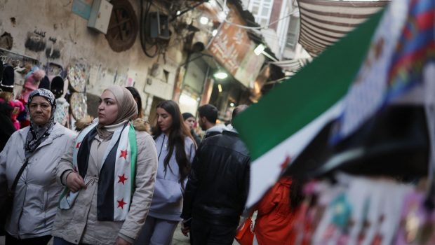 Εικόνα που δείχνει ανθρώπους σε δρόμους στη Συρία