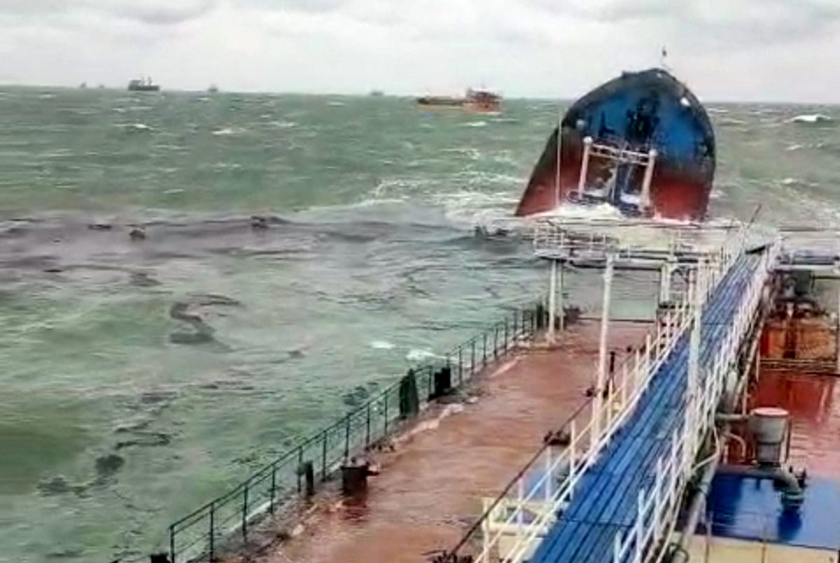 To τάνκερ Volgoneft 212 έσπασε στα δύο στη διάρκεια θύελλας (Social media via Reuters)