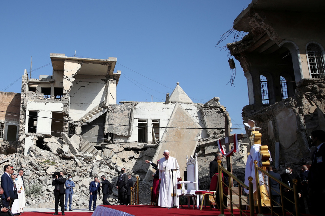 Ο Πάπας Φραγκίσκος τα ερείπια κατεστραμμένων εκκλησιών στη Μοσούλη