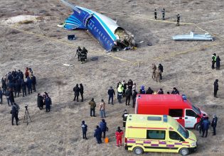 Καζακστάν: «Η Ρωσία προσπάθησε να πνίξει το θέμα» – Κατηγορίες του Αζερμπαϊτζάν για τη συντριβή αεροσκάφους