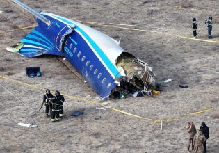 Καζακστάν: Στους 38 οι νεκροί από το αεροπορικό δυστύχημα – Θεωρίες συνομωσίας για τα αίτια