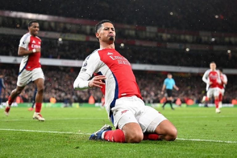 Άρσεναλ – Μάντσεστερ Γιουνάιτεντ 2-0: Πήρε το ντέρμπι με Τίμπερ και Σαλιμπά