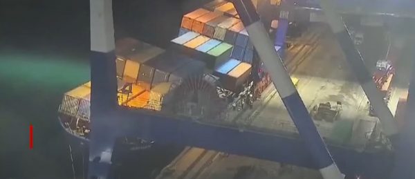 Κωνσταντινούπολη: Η στιγμή που εμπορικό πλοίο αναποδογυρίζει στο λιμάνι – Δείτε βίντεο