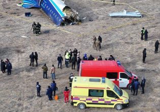 Καζακστάν: Ερευνώνται τα αίτια της πτώσης του αεροπλάνου – Η πρώτη ανακοίνωση της εταιρείας