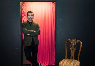 Θοδωρής Ζουμπουλίδης – «Έχουμε μπει όλοι σε ένα καταφύγιο για να αντέξουμε την τρέλα»