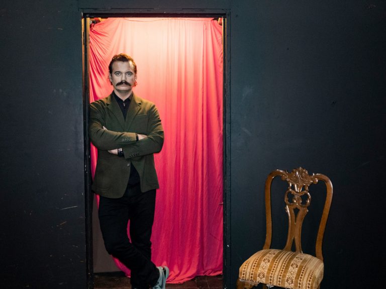 Θοδωρής Ζουμπουλίδης – «Έχουμε μπει όλοι σε ένα καταφύγιο για να αντέξουμε την τρέλα»