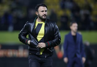 Στον… πλανήτη Άρη: Η χυδαία χειρονομία του Θοδωρή Καρυπίδη και η παρέλαση ως τα αποδυτήρια (vids)