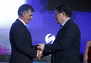 Ο Μεντιλίμπαρ βραβεύτηκε από τον Ρεχάγκελ, για την προσφορά του στο ελληνικό ποδόσφαιρο (vids)