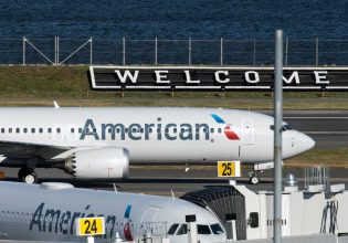 Αεροπλάνα της American Airlines καθηλώθηκαν λόγω αδιευκρίνιστου «τεχνικού θέματος»