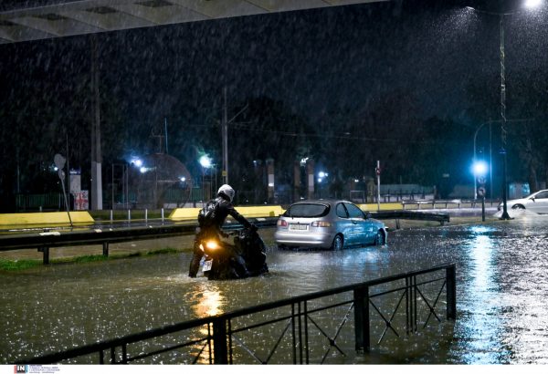 SOS για τα λύματα που βγήκαν στην πλημμυρισμένη Ποσειδώνος – «Όσοι ήρθαν σε επαφή πρέπει να πλυθούν διεξοδικά»