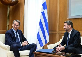 Κυριάκος Μητσοτάκης – Νίκος Ανδρουλάκης: Καλωσόρισμα με …ντολμαδάκια – «Να έχουμε έναν ανοιχτό δίαυλο επικοινωνίας»