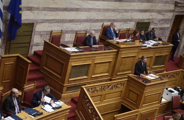 Δοκιμασίες για Νέα Δημοκρατία και ΠΑΣΟΚ σε επτά μέτωπα 