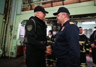 Ο Δένδιας στη Φρεγάτα «ΨΑΡΑ» και το «ευχαριστώ» στο Πολεμικό Ναυτικό