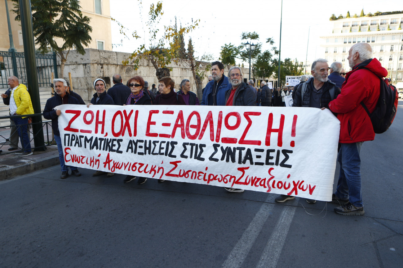 Εικόνα που δείχνει στιγμιότυπο από την πορεία των συνταξιούχων στο Σύνταγμα