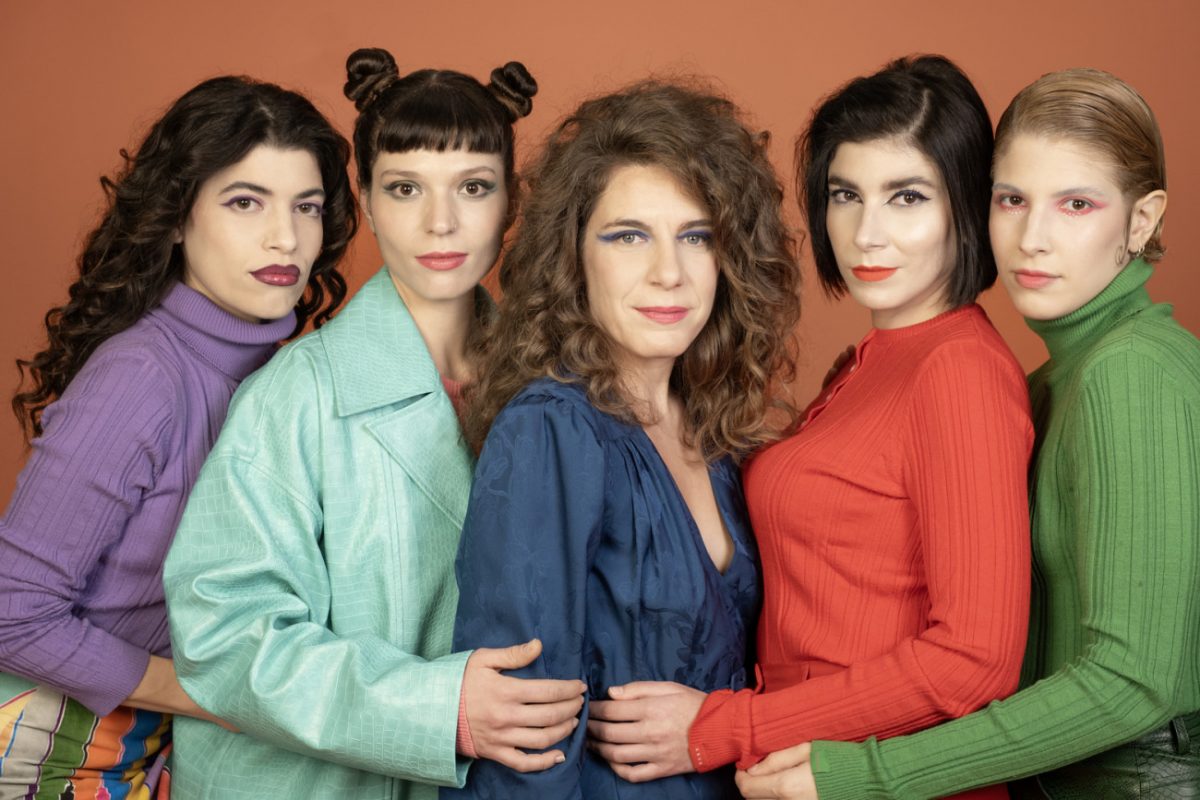 «Στην κορυφή του κόσμου, εκεί να με πας»: Μια σύγχρονη κωμωδία για τη γυναίκα