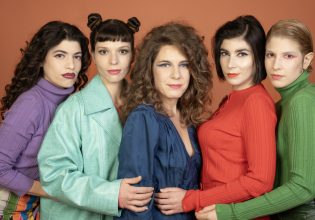 «Στην κορυφή του κόσμου, εκεί να με πας»: Μια σύγχρονη κωμωδία για τη γυναίκα