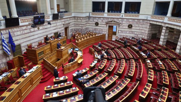 Να κλείσει δύσκολα «μέτωπα» επιχειρεί η κυβέρνηση - Ερίζουν ΠΑΣΟΚ και ΣΥΡΙΖΑ για τα ηνία της αντιπολίτευσης