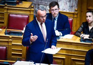 Κόντρα Σταϊκούρα- Αχτσιόγλου για τα Τέμπη στη Βουλή: «Είναι ντροπή να πετάτε την ευθύνη στους εργαζόμενους»