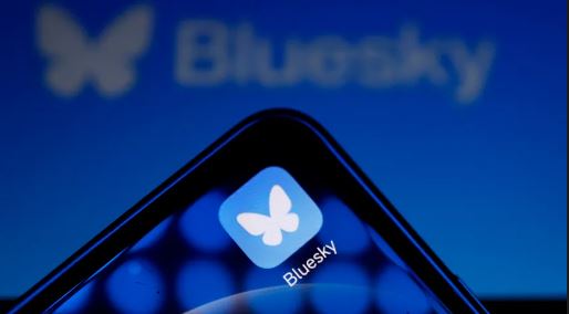 Bluesky: Το νέο μέσο κοινωνικής δικτύωσης που το Χ του Μασκ… τρώει τη σκόνη του