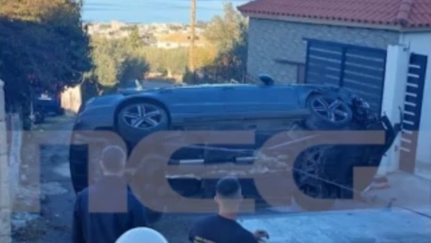 Εικόνα που δείχνει το αυτοκίνητο του δράστη στην Κρήτη που εμβόλισε το αυτοκίνητο της άτυχης 36χρονης