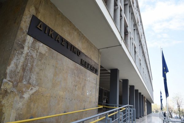 Γνωστός δικηγόρος στη Θεσσαλονίκη συνελήφθη στα δικαστήρια – Πήγε να εισέλθει με όπλο