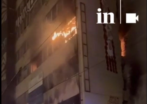 Φωτιά σε εγκαταλελειμμένο κτίριο στο κέντρο της Αθήνας