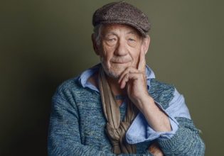 Ίαν ΜακΚέλεν: Επέστρεψε στη σκηνή έξι μήνες μετά το ατύχημά του και το κοινό τον αποθέωσε