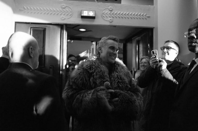 Ποτέ δεν είναι αργά- Ο Ρόμπι Γουίλιαμς επιστρέφει στα θρανία