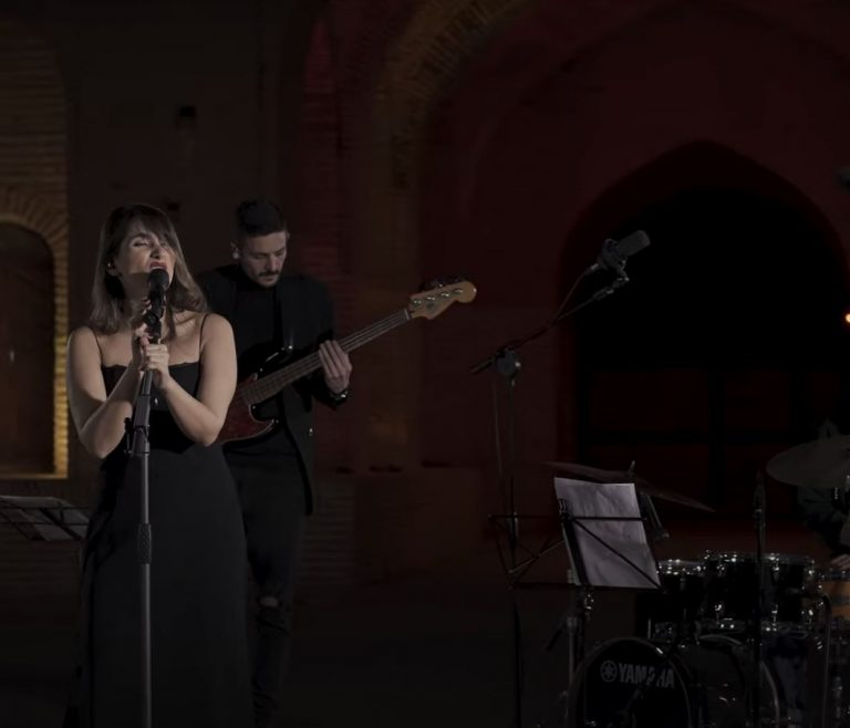 Ιράν: Για ανάκριση κλήθηκε η Parastoo Ahmadi επειδή τραγούδησε χωρίς χιτζάμπ