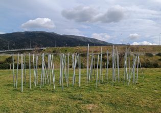 Ο δημιουργός του έργου στα Τέμπη «58 καρφιά» στο in: «Η μνήμη των πολιτών είναι ξεκάθαρη και ενεργή»