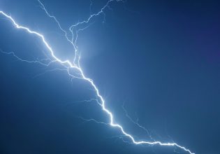 Καιρός: Κεραυνός έπεσε στο κέντρο των Χανίων – Ζημιές σε ηλεκτρικό δίκτυο και συσκευές