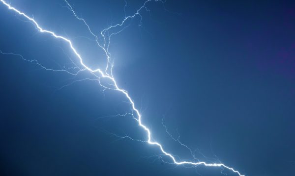 Καιρός: Κεραυνός έπεσε στο κέντρο των Χανίων – Ζημιές σε ηλεκτρικό δίκτυο και συσκευές