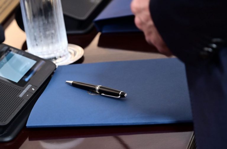 Μαξίμου: Τα μυστικά των νέων μπλε φακέλων