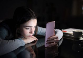 Προβληματικη χρήση των social media κάνει το ένα στα οκτώ Ελληνόπουλα