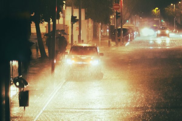 Έντονη βροχή στην Αθήνα – Μποτιλιάρισμα στους δρόμους