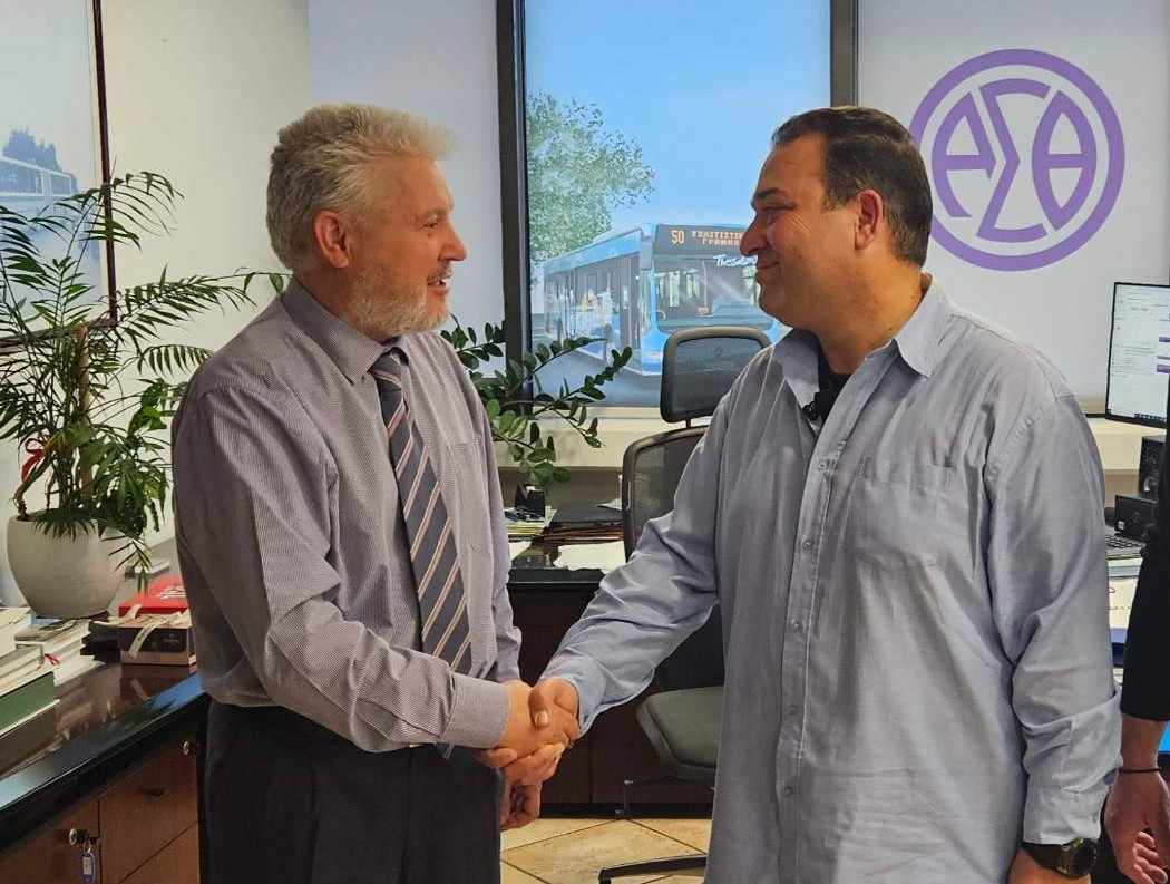 Εικόνα που δείχνει τον Κωνσταντίνο Ταγγίρη, αριστερά, καθώς συγχαίρει τον οδηγό Γιάννη Καρατσίδη