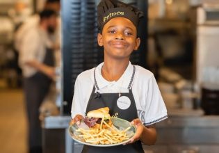 ΗΠΑ: Συγκινεί 9χρονος που υπεβλήθη σε μεταμόσχευση καρδιάς – Μαγειρεύει για να συγκεντρώσει χρήματα για παιδιά