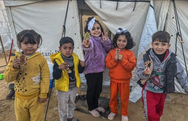 Φτιάχνοντας χριστουγεννιάτικα μπισκότα για τα παιδιά στη Γάζα