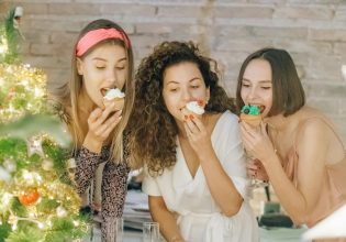 Πώς να απολαύσουμε τις γιορτές χωρίς ενοχές: Διατροφικός οδηγός επιβίωσης